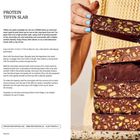 Links ist ein Rezept für "Protein Tiffin Slab". Rechts hält eine Person Schokoladenriegel mit Nüssen.