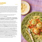chicken parm meatballs mit broccoli butter noodles. Links Rezeptanleitung, rechts Teller mit Nudeln und Fleischbällchen.