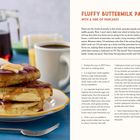 "Fluffy Buttermilk Pancakes with a Side of Pancakes. Serves 4." Links Pfannkuchenstapel mit Sirup und Butter.