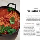 INTRODUCTION: THE POWER OF THE POT. Links: Eine große Pfanne mit Pasta in Tomatensauce und Basilikumblättern.