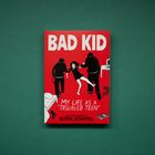"BAD KID" steht oben. Unten: "MY LIFE AS A 'TROUBLED TEEN.' A GRAPHIC MEMOIR BY SOFIA SZAMOSI." Illustration: Jugendliche mit zwei Erwachsenen.
