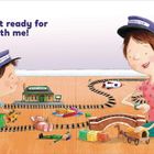 Text: "Time to get ready for bed with me!"
Illustration: Zwei Kinder mit Zugspielzeug, Spielzeugfiguren und buntem Ball auf Holzboden.