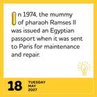 "1974 erhielt die Mumie von Pharao Ramses II einen ägyptischen Pass. 18, Dienstag, Mai 2027." Gelbe Umrandung, Glühbirnen-Illustration.