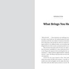 INTRODUCTION: What Brings You Here? 
Ein Text beschreibt eine Szene mit einem Baby und Eltern, die sich über den Raum wundern.