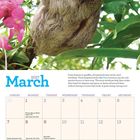 "March 2027" und Kalendertage. Faultier hängt an Baum, umgeben von grünen Blättern und rosa Blüten.