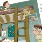 Ein Junge liegt auf dem oberen Bett eines Hochbettes, während ein anderer unten steht. Ein Schild sagt: "Entrance To The TOP BUNK..."