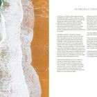 INTRODUCTION. Rechts ein längerer Text über Entdeckungen und Reisen in Irland. Links Meeresbrandung auf grüner und orangener Küste.