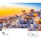 "11TH Wednesday, August. Santorini, Greece. Weiß-blaue Häuser, Windmühlen bei Sonnenuntergang, Kalender darunter."