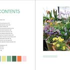 Inhaltsverzeichnis mit Themen wie "Greenhouse Dreamhouse" und "A Greenhouse Through the Seasons". Bild von bunten Blumen.