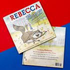 „REBECCA: THE WHITE HOUSE RACCOON“. Buchcover mit fröhlichem Waschbär und weißen Gebäude im Hintergrund.
