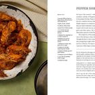 "PEPPER SHRIMP" steht oben. Links eine Schüssel mit gewürzten Garnelen, rechts das Rezept mit Zutaten und Zubereitung.