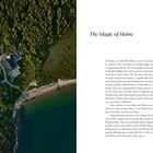 "The Magic of Maine" steht in großer Schrift links, daneben ein Textabsatz. Rechts ist ein Küstenabschnitt mit Wald.