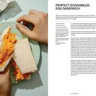 Links werden Hände gezeigt, die ein Rührei-Sandwich halten. Rechts das Rezept: "PERFECT SCRAMBLED EGG SANDWICH".