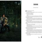 Links: Ein Mann sitzt auf einem Motorrad im Wald. Rechts: Ein Vorwort von Norman Reedus über Motorräder.