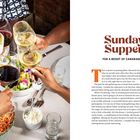 Sunday Supper: For a Boost of Camaraderie. Saison: Frühling. Gästeanzahl: 6. Planungszeit: 4 Wochen. Personen stoßen mit Wein an.