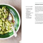 "Asparagus Salad with Anchovy Dressing" Rezept. Grüner Spargelsalat in Schüssel. Links Zutaten, rechts Zubereitung.