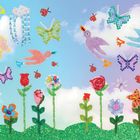Perlenvögel fliegen über funkelnden Blumen, Schmetterlingen und Marienkäfern, vor einem blauen Himmel mit Wolken.