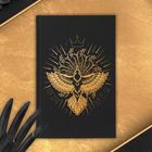 Goldene Illustrationen eines Vogels mit ausgebreiteten Flügeln und einer Krone darüber auf einem schwarzen Hintergrund.