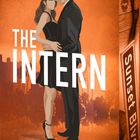 Text: "The Intern", "Sunset Blvd", "Marni Mann".  
Illustration eines Paares eng umschlungen vor Stadt-Silhouette.