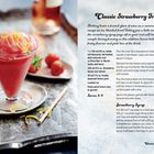 "Classic Strawberry Frosé" beschreibt ein Rezept. Links ist ein Getränk mit Zitronenzesten, dahinter Erdbeeren und eine Flasche.