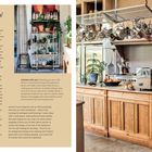 **Reuse/reclaim/reinvent.** A kitchen with soul. A Holzschrank, Pflanzen, Kochutensilien und ein Kaffeeautomat schaffen Gemütlichkeit.