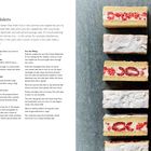 Links ein Rezepttext für Framboisiers mit Zutaten und Zubereitung. Rechts kleine Kuchenstücke mit Himbeeren auf grauer Fläche.