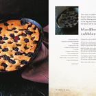 Rezepttext für "blackberry cobbler" mit Zutaten und Anweisungen neben einem frisch gebackenen Brombeer-Cobbler.