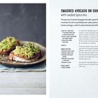 SMASHED AVOCADO ON SOURDOUGH mit einer Gewürzmischung aus Samen. Links Avocado auf Brot, rechts Anleitung und Avocadohälften.