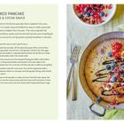 Gebackener Pfannkuchen mit Beeren und Kakaosauce. Rezept links, Pfannkuchen in Pfanne mit Beeren und Sauce rechts. Serviert für 4.