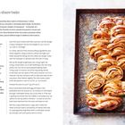 cinnamon share bake, kanelängd, Rezepttext mit Zutaten und Anweisungen. Rechts: Zimtgebäck mit Zuckerguss auf einem Blech.