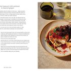 Titel: "Pan fried manouri with petimezi & charred grapes". Links Rezepttext, rechts ein Teller mit Käse, Trauben, Brot, Glas.