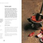 Links Text über "chermoula": Rezept für würzige marokkanische Marinade. Rechts Bild: hölzerner Mörser mit roter Harissa-Paste.
