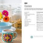 "MUG Cosies" steht groß geschrieben. Links ist eine Tasse mit einem bunten gehäkelten Überzug. Darunter steht eine blaue Schale.
