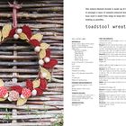 toadstool wreath. Naturthemen-Kranz mit Pilzen und Blättern. Häkeldetails beschrieben. Liegt auf Holzhintergrund.