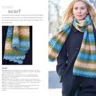 "scarf" steht in großer Schrift. Eine Frau trägt einen gestrickten Schal in Blau-, Grün- und Beigetönen.