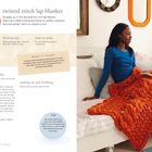 "Twisted stitch lap blanket" ist eine einfache Strickanleitung. Frau auf Sofa mit orangefarbener Decke und Buch.