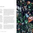 Titel: "A Love Letter to Greenery". Links Text über Pflanzen. Rechts viele Pflanzen, Frau sitzt entspannt inmitten der Vegetation.