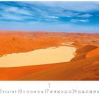 „Deadvlei. CASARES EDITION.“ zeigt Sonnenuntergang über roten Sanddünen. Unten Monatszahlen 1 bis 31.