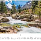 „Wasserfall bei Restonica“ steht über einem fließenden Bach mit Felsen und Bäumen in einer Berglandschaft.