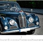 "BMW 502", "1", "CASARES EDITION". Ein klassisches Auto mit glänzendem, blauen Lack und Chromdetails.