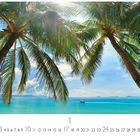 Isla Margarita, Venezuela. Zwei hohe Palmen, blaues Meer, Boot, Himmel mit Wolken.