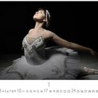Zahlen 1 bis 31 unten, "CASARES EDITION" links. Ballerina in weißem Kostüm mit Tutu und eleganter Pose vor dunklem Hintergrund.