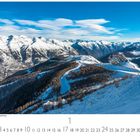 "Frankreich, Auron, Alpes-Maritimes. Schneebedeckte Berge unter einem blauen Himmel, kahle Bäume im Vordergrund."