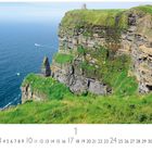 Cliffs of Moher, grüne Klippen über dem Meer mit einem Turm oben. Kalender mit Zahlen von 1 bis 31.
