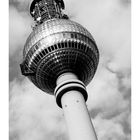 Text: „Fernsehturm“, „CASARES EDITION“. Kalender für Januar. Schwarz-Weiß-Aufnahme des Berliner Fernsehturms.