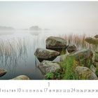 "Morgendnebel am See" zeigt einen ruhigen See mit Nebel, Steinen und Schilf im Vordergrund.