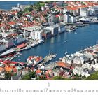 Text: "Blick auf Bergen mit Hafen". Luftaufnahme einer Stadt mit bunten Gebäuden und einem großen Hafen mit Booten.