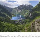 „Im Fjord“ und „CASARES EDITION“ sind die Texte. Eine malerische Landschaft mit grünen Bergen, einem Fjord und Kreuzfahrtschiffen.