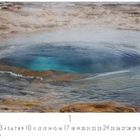 Text: "Strokkur Geysir", "CASARES EDITION". Ein klarer, blauer Geothermalpool mit aufsteigendem Dampf.