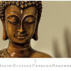 Kalender mit den Zahlen 1 bis 31 und "CASARES EDITION". Nahaufnahme einer Buddha-Statue, meditativ und friedlich.